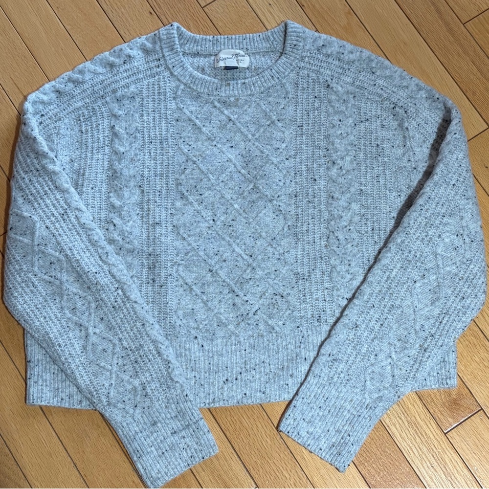 Universal Thread Light Gray Women’s cropped Crewneck Sweater - size small